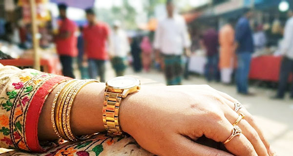 গোল্ডেন কালার ঘড়ি মেয়েদের কেন