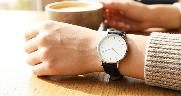 স্লিম ও মিনিমাল ডিজাইন ঘড়ি